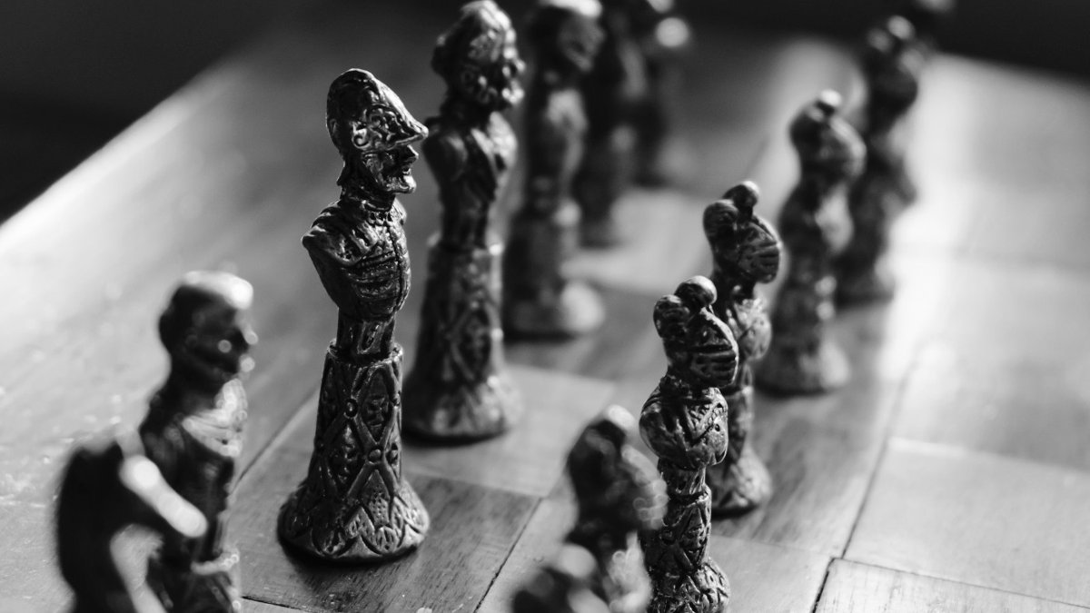Ce jeu d'échecs pris en photo par Lou Levit sur Unsplash illustre bien les différents choix stratégiques que doit prendre une entreprise au quotidien.