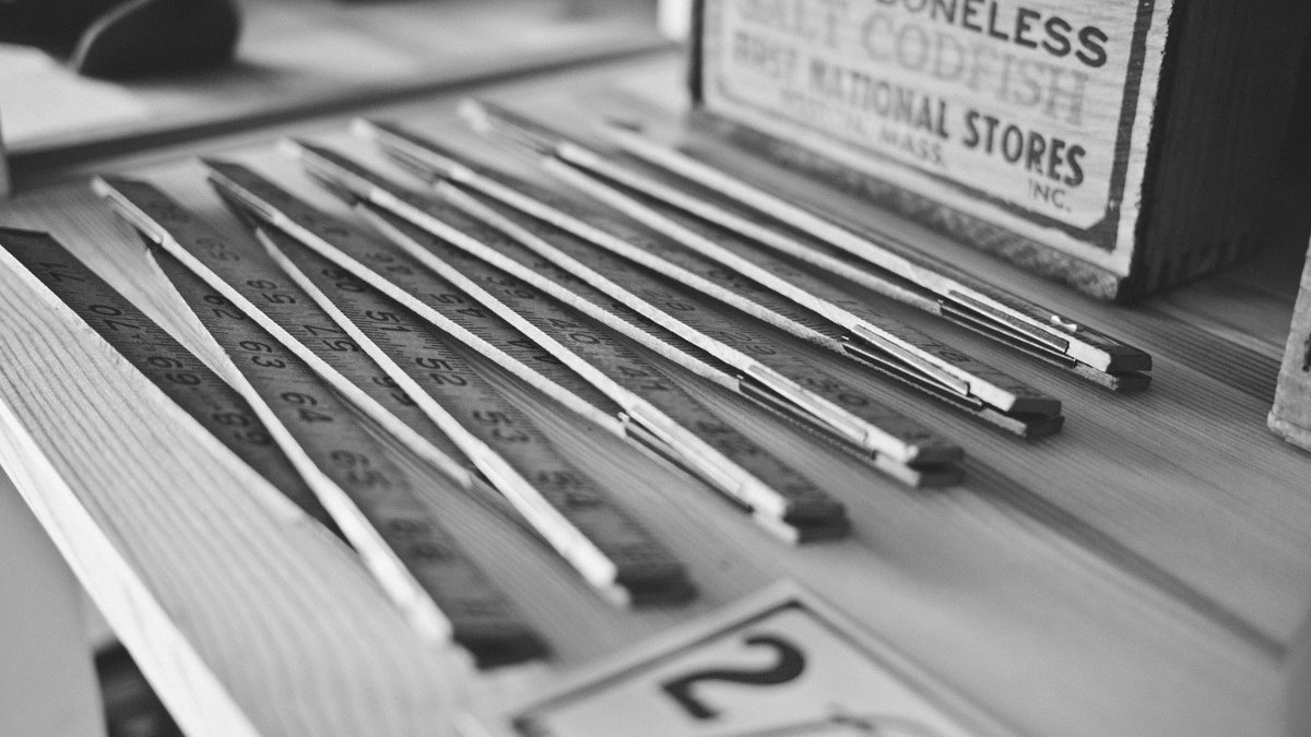 Photo de Jeff Sheldon sur Unsplash représentant un mètre pliable : Nos sites vont pour différentes tailles d'écran.
